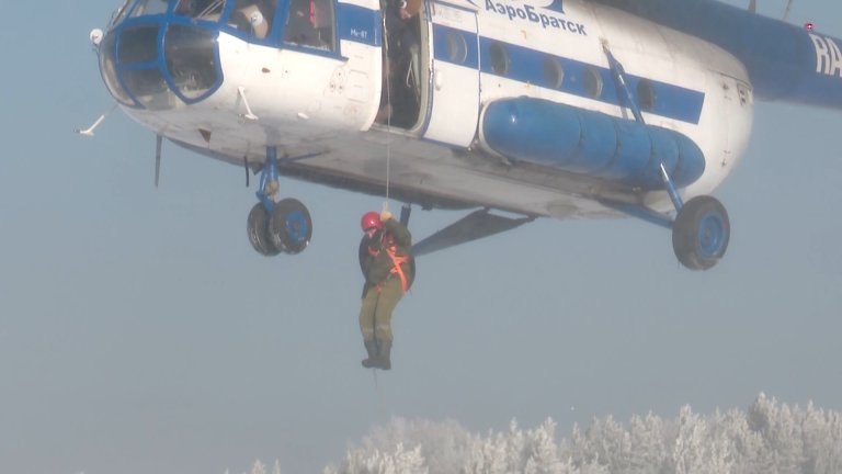 Пожарные-десантники в Братске приступили к тренировкам на вертолёте